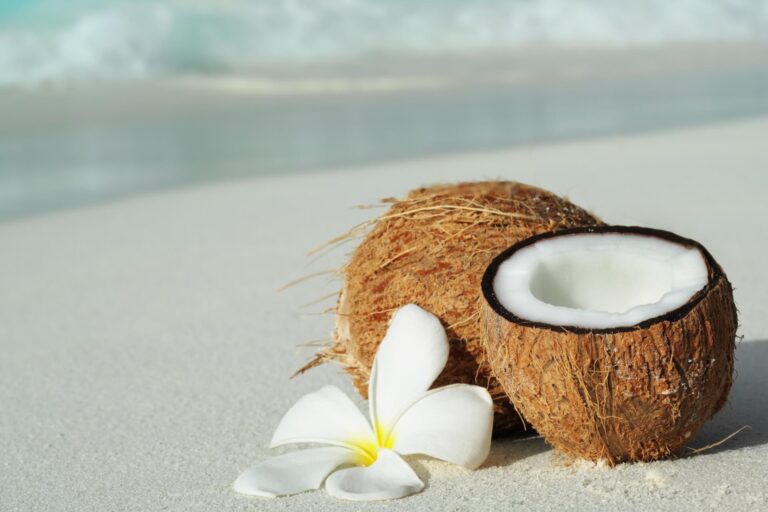 noci di cocco sulla spiaggia tropicale
